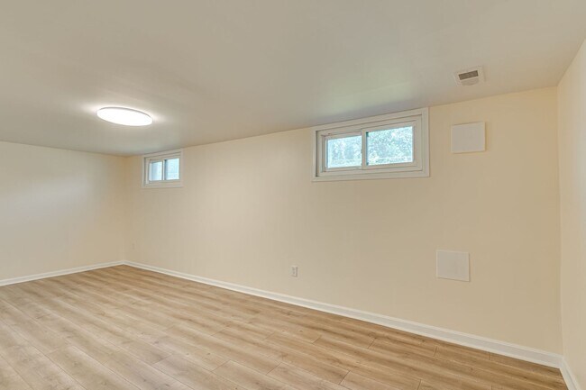 Building Photo - Charming 3+ BR single family home available now