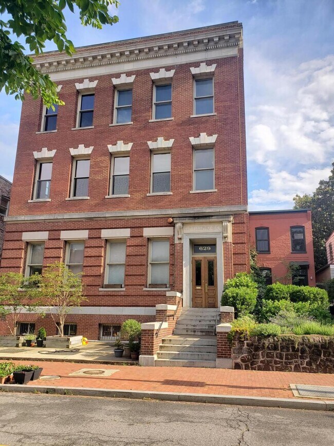 Primary Photo - 629 Constitution Ave NE