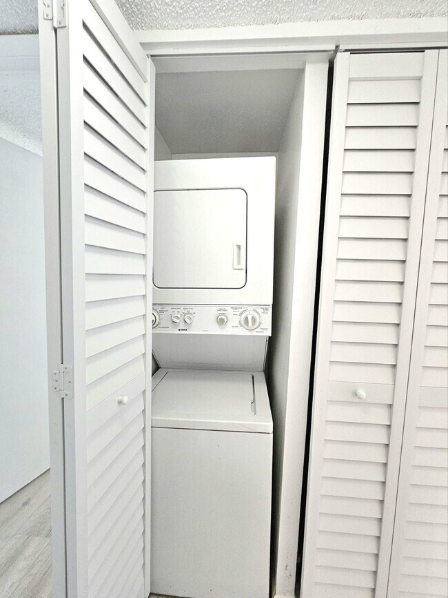 Building Photo - 213 Lake Pointe Dr