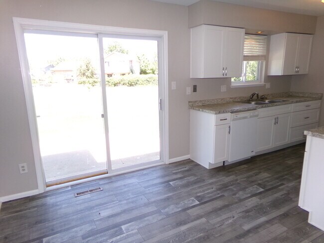 Building Photo - 4 Woodbine Ct