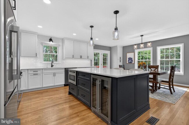 Building Photo - 9801 Meadow Valley Dr