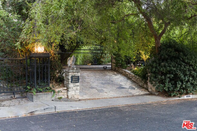 Building Photo - 4880 Queen Florence Ln