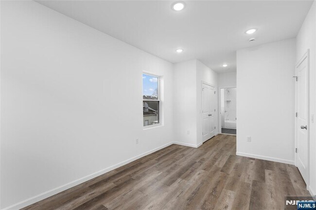 Building Photo - 51 E Main St