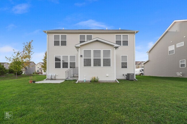 Building Photo - South Naperville Executive Style Rental First Floor Bed and Bath