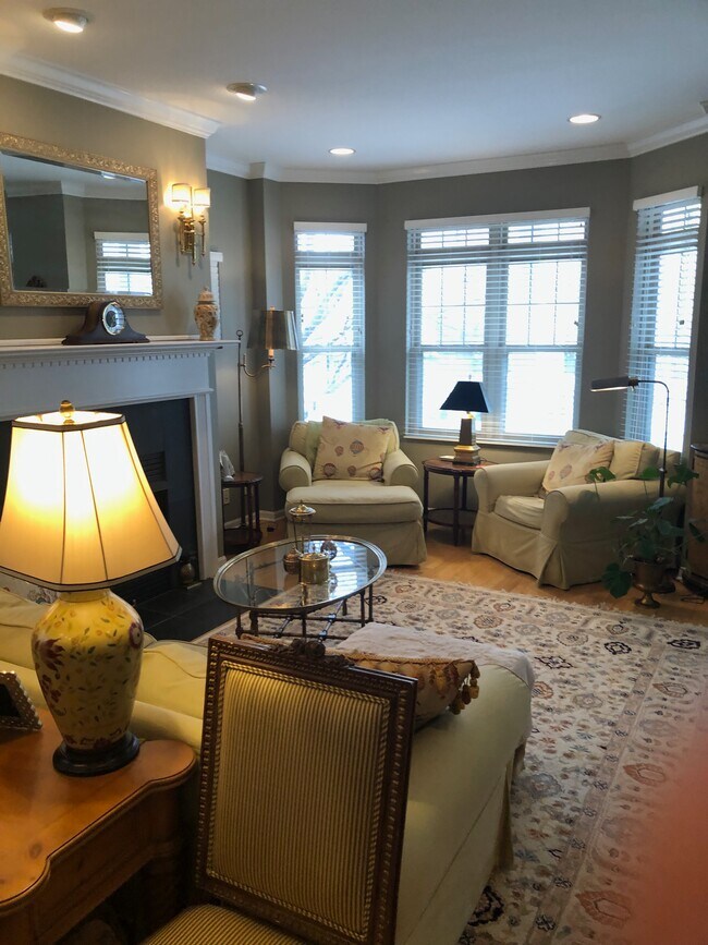 Living Room - 1604 W Edgewater Ave