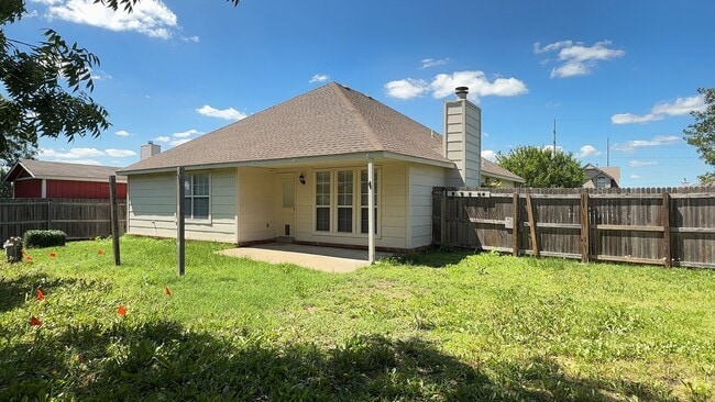 Building Photo - Welcome to this charming 3-bedroom, 2-bath...