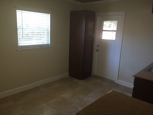 Building Photo - Bungalow - Close to Howard and UT