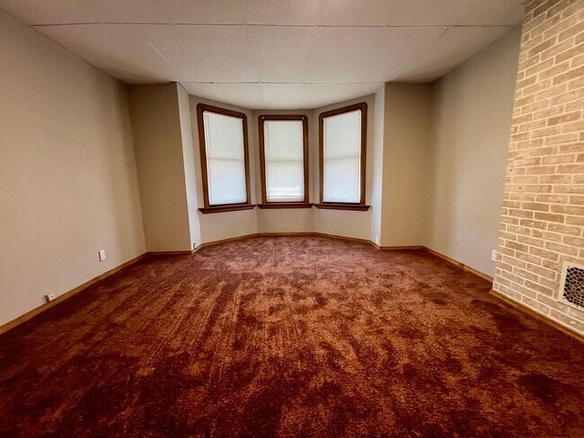 Building Photo - 502 Buttonwood St