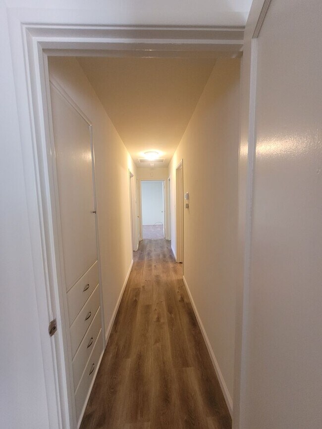 Building Photo - Three bedroom 1 bath with central heat and air