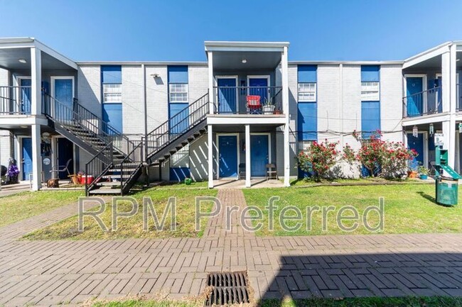 Building Photo - 1800 N Wayside Dr