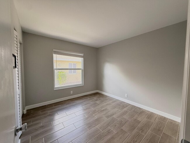 Building Photo - 1001 W 9th St