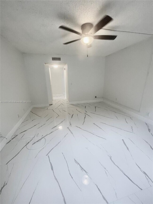 Building Photo - 403 Lakeview Dr
