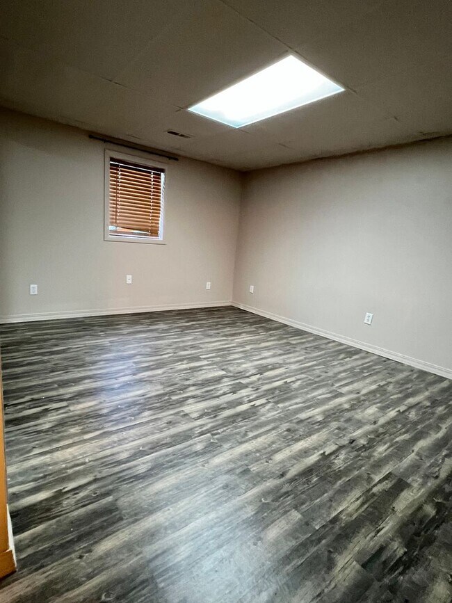 Building Photo - Country living home