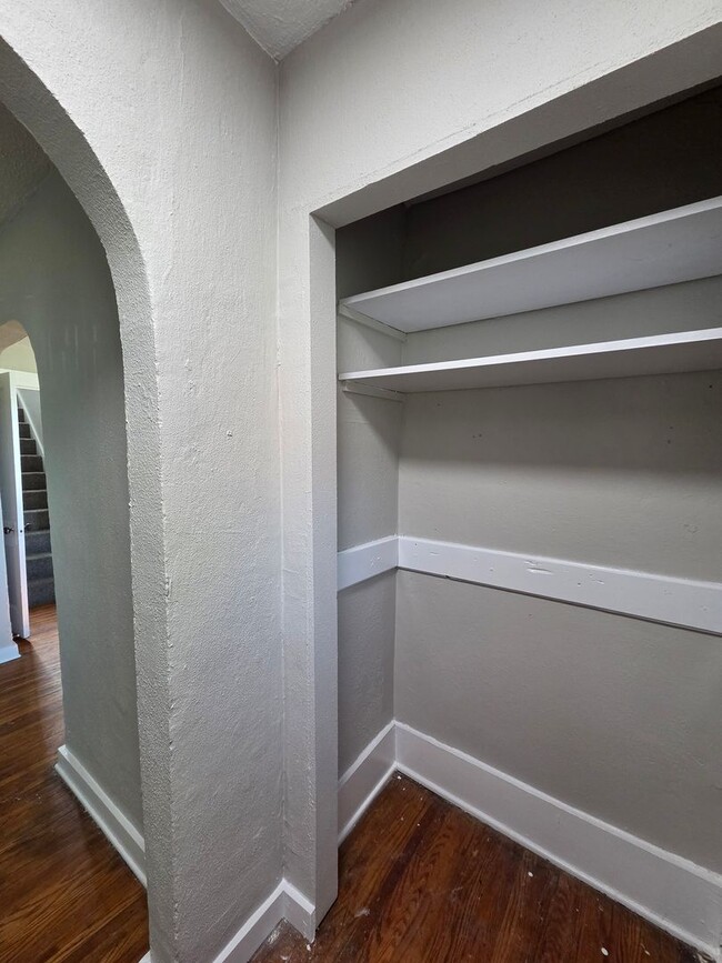 Building Photo - Three Bedroom Single Family Home AVAILABLE NOW