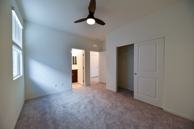 Building Photo - 5 Bed 3 1/2 Bath,  Beautiful home in gated community!