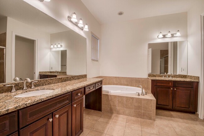 Building Photo - 172 Manor Cir