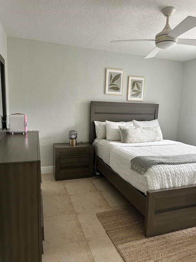 Building Photo - 585 SW 11th St