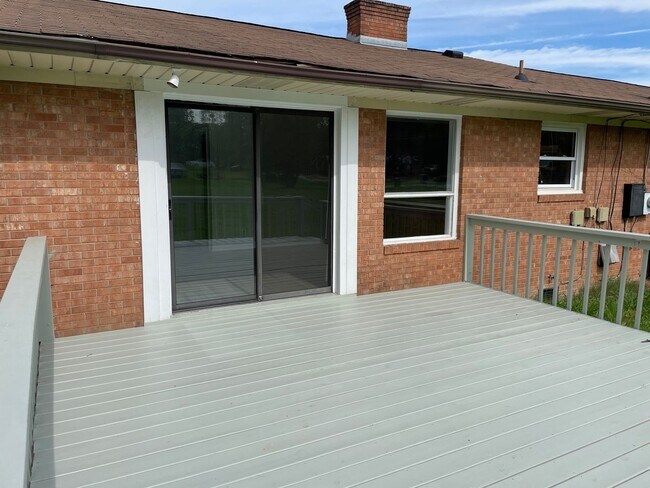 Building Photo - 3 BED, 2 BATH HOME LOCATED IN GREENSBORO