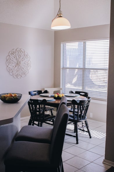 Building Photo - 2610 Wandering Oak Dr