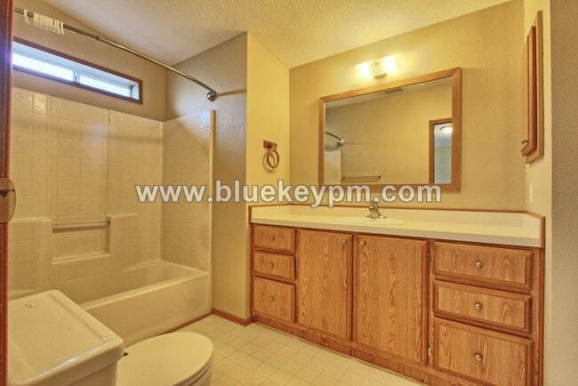 Building Photo - 2 Bed, 2 Bath Home with View of MT. Hood in Oregon City