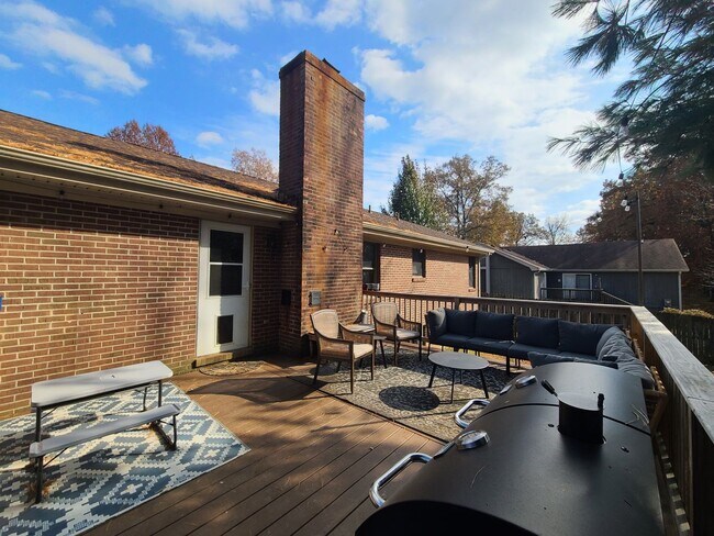 Building Photo - Ring in 2026 with THIS Great Rental!