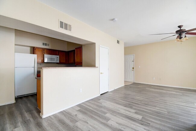 Building Photo - Beautiful Must See Condo!