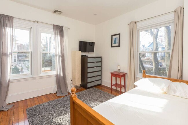 Building Photo - 15 Peverell St