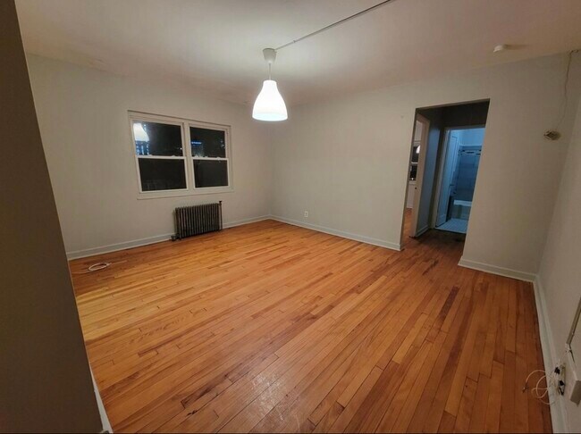 60 Crawford Ave 15 - 58 Crawford St