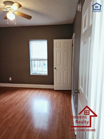 Building Photo - 912 W Scott Ave