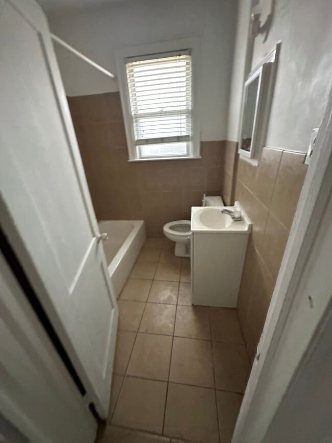 Building Photo - 2741 Doris St