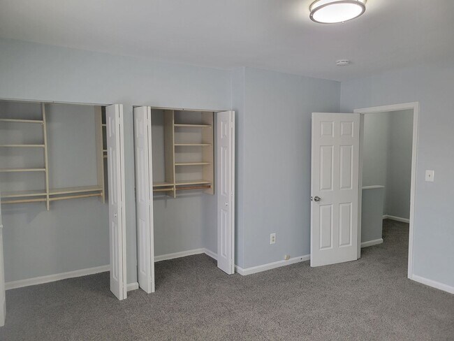Building Photo - Spacious 3 BR/2 BA Townhome  in Greenway!