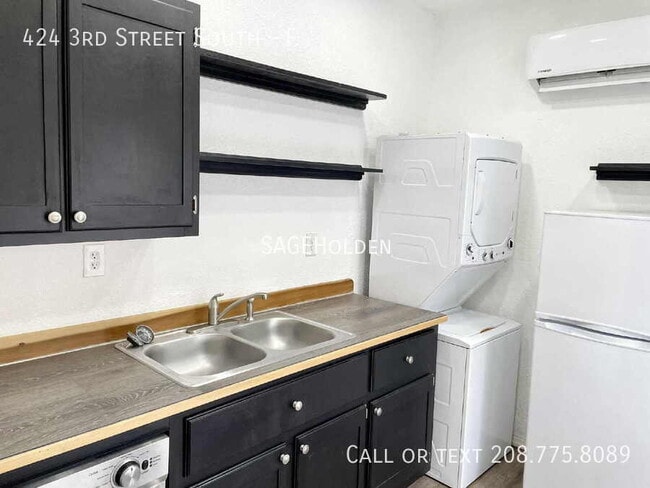 Building Photo - 424 3rd St S