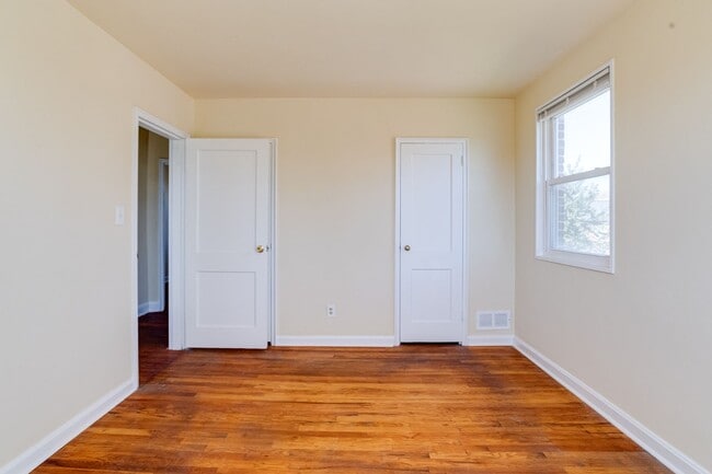 Building Photo - Charming End-Unit Townhome