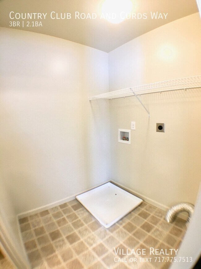 Building Photo - 705 Country Club Rd