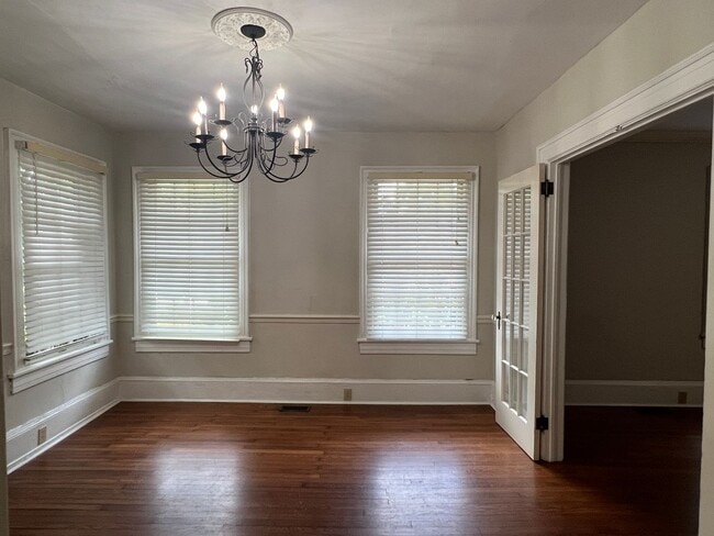 Building Photo - Great Home close to Downtown