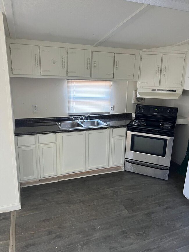 Building Photo - Renovated 2-Bed, 1-Bath Mobile Home
