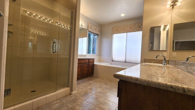 Building Photo - Gorgeous home on the Golf Course in a gated community.