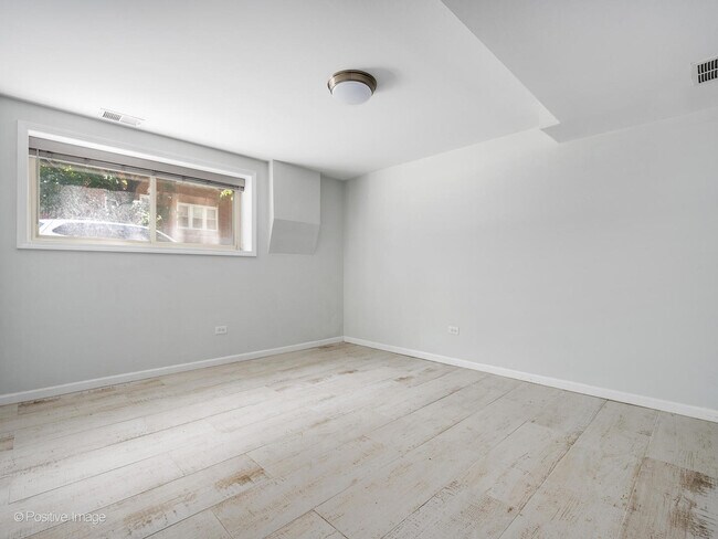 Building Photo - 5134 N Oakley Ave