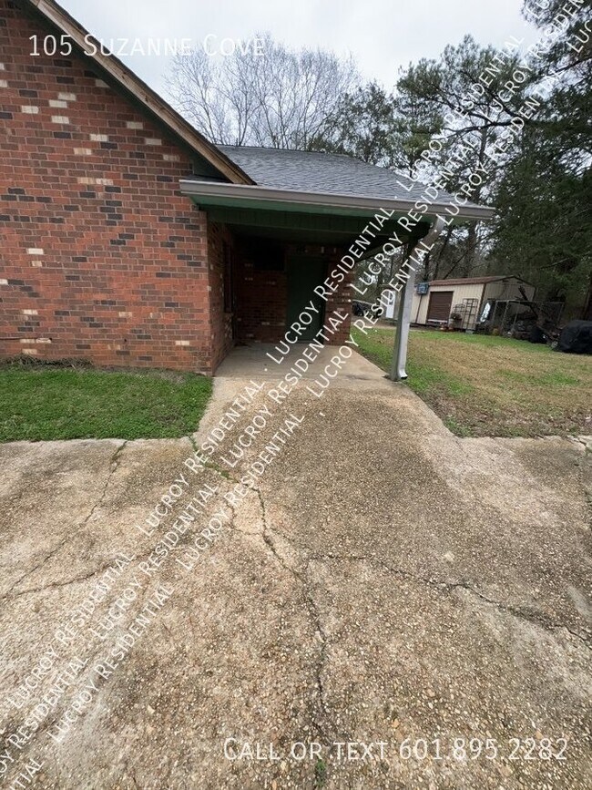Building Photo - Updated 4-Bedroom Duplex with Fireplace in...