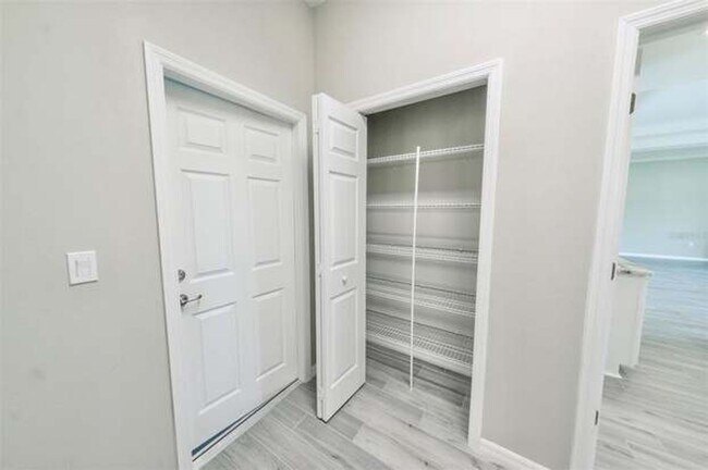 Building Photo - Executive 4/3 Rental