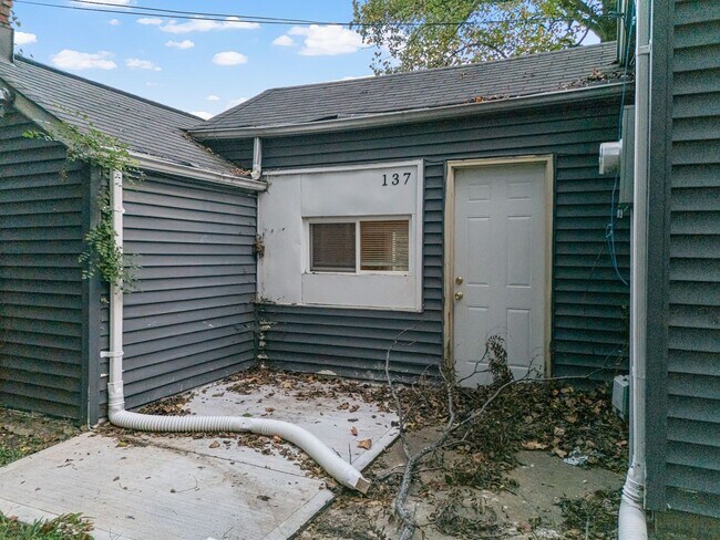 Building Photo - Newly Renovated 4-Bedroom Home | Riverview...