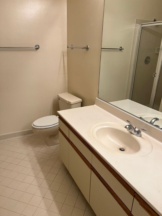 Building Photo - Commuter's Dream with Easy Living