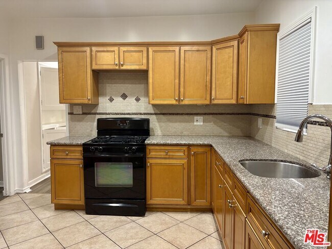 Building Photo - 124 N Mansfield Ave