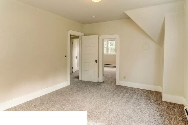 Building Photo - Large 6 Bedroom House Available in August!!