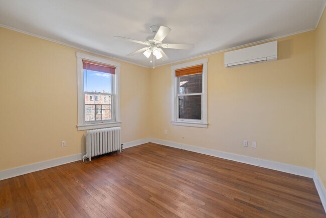 Building Photo - **Price reduction** Spacious 3-Bedroom Hom...
