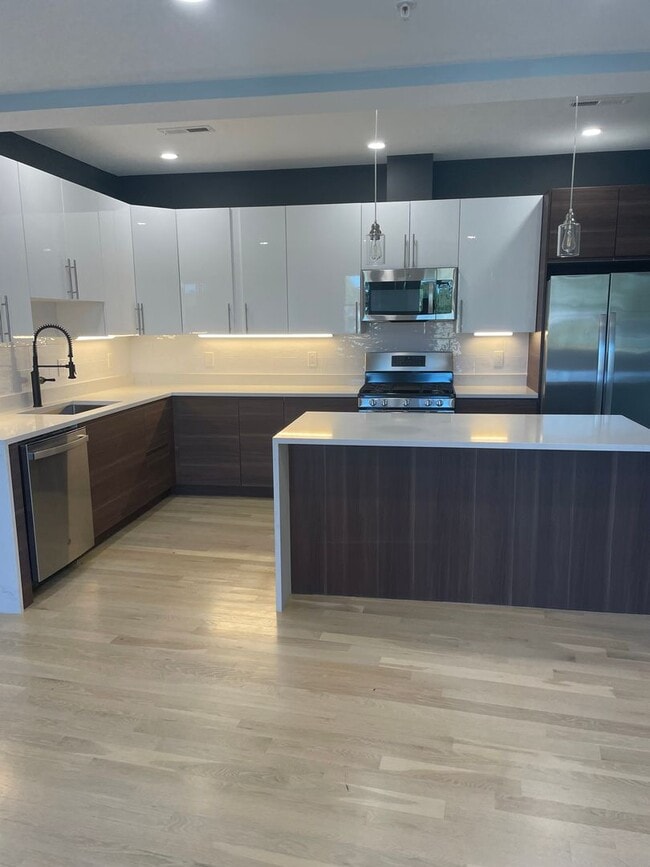 Building Photo - Beautiful brand new three bedroom, Laundry in unit