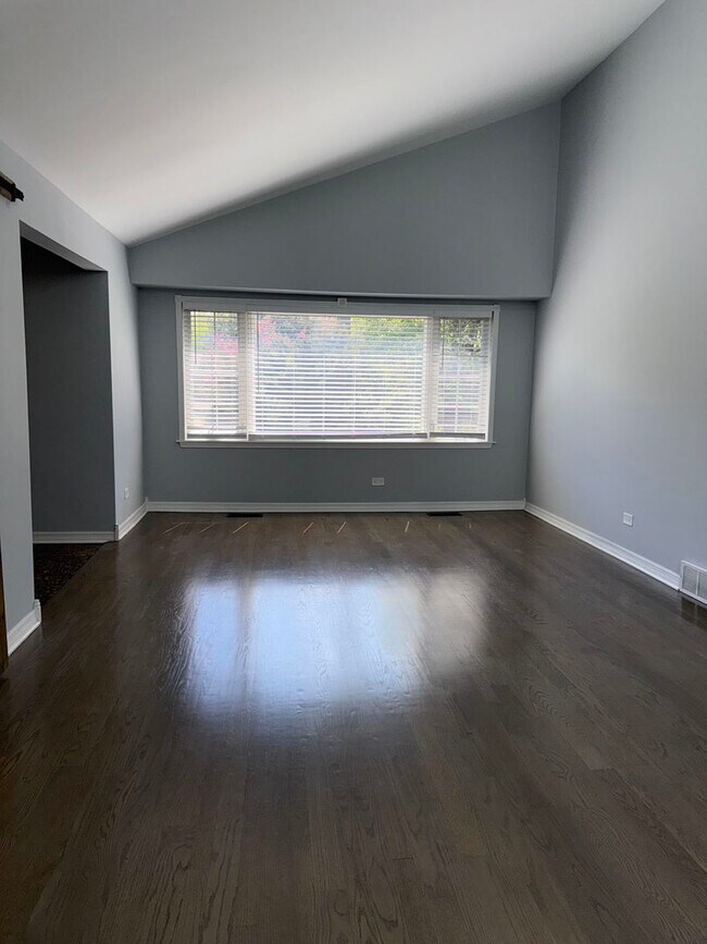 Building Photo - 1100 N Lakeside Dr