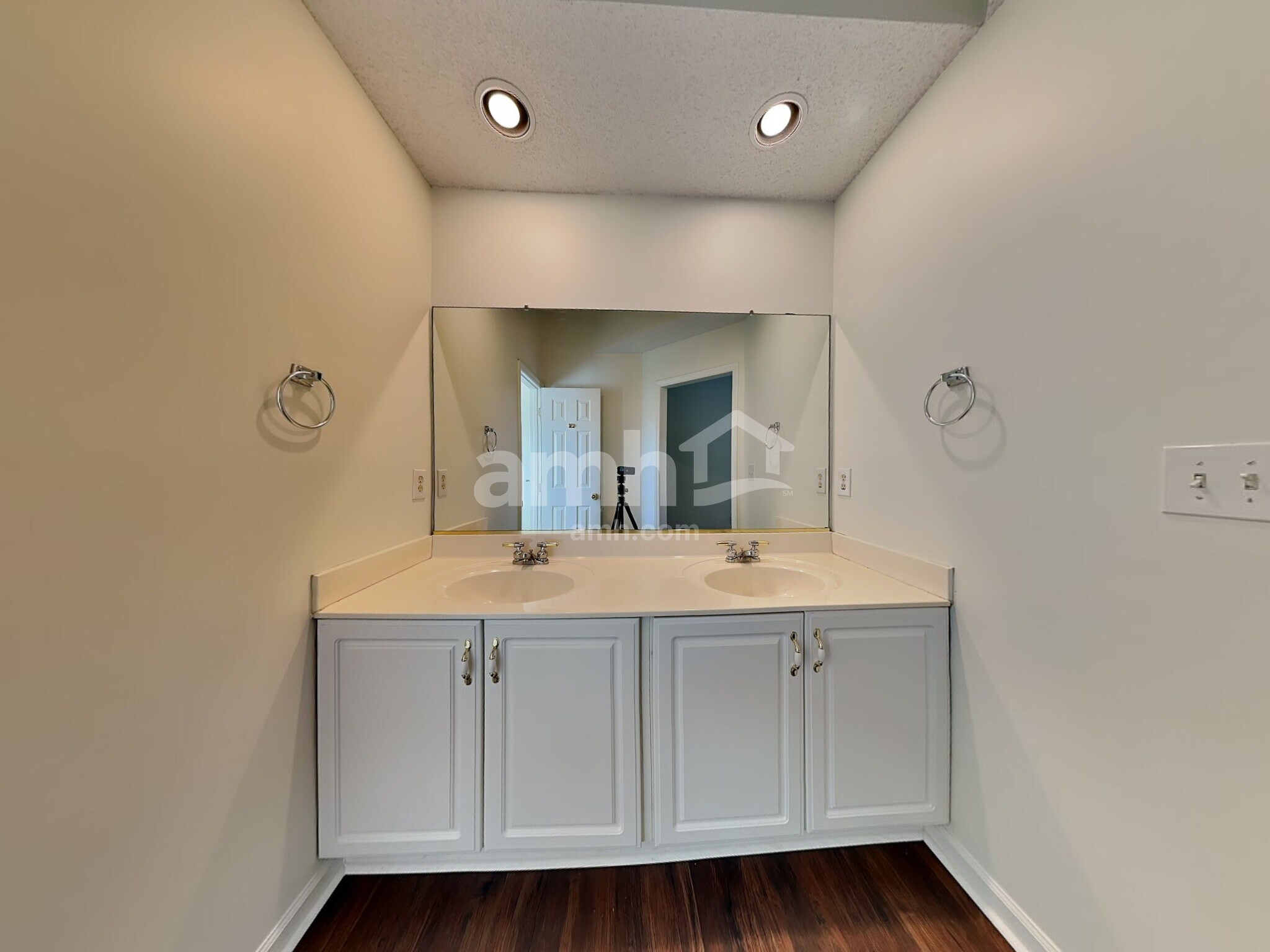 Building Photo - 3300 Kemper Ct