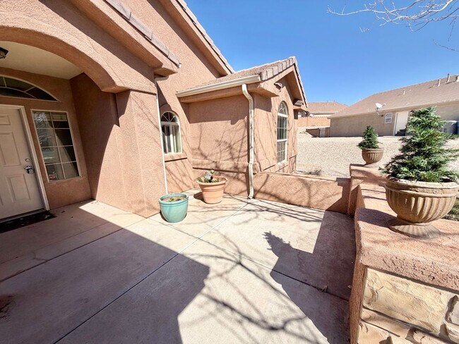 Building Photo - Charming 3 Bed 2 Bath + DEN/OFFICE Area!