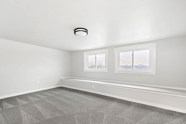 Building Photo - SCORE 50% OFF 1ST MONTH'S RENT IF SIGNED BY DEC 19! Stunning 4 bedroom home in Mt. Washington ava...